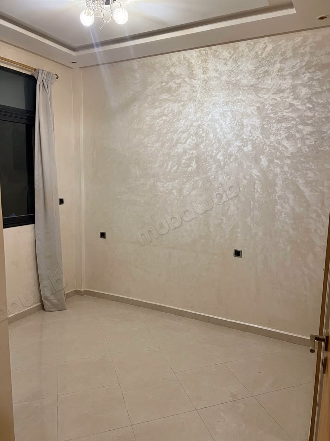 Bel appartement à vendre à Ennajd. 
2 chambres. 
Porte blindée et chauffage central