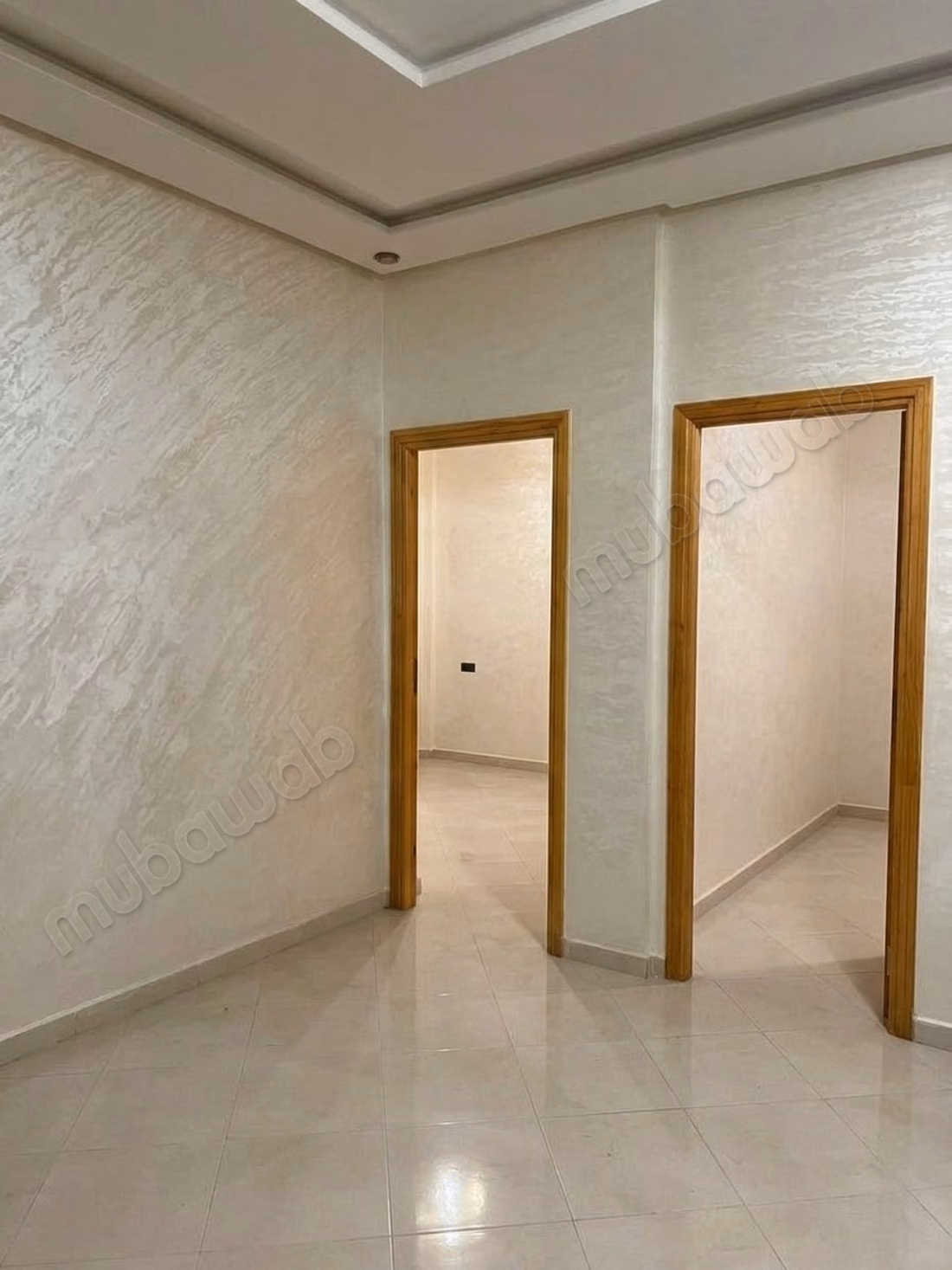 Bel appartement à vendre à Ennajd. 
2 chambres. 
Porte blindée et chauffage central