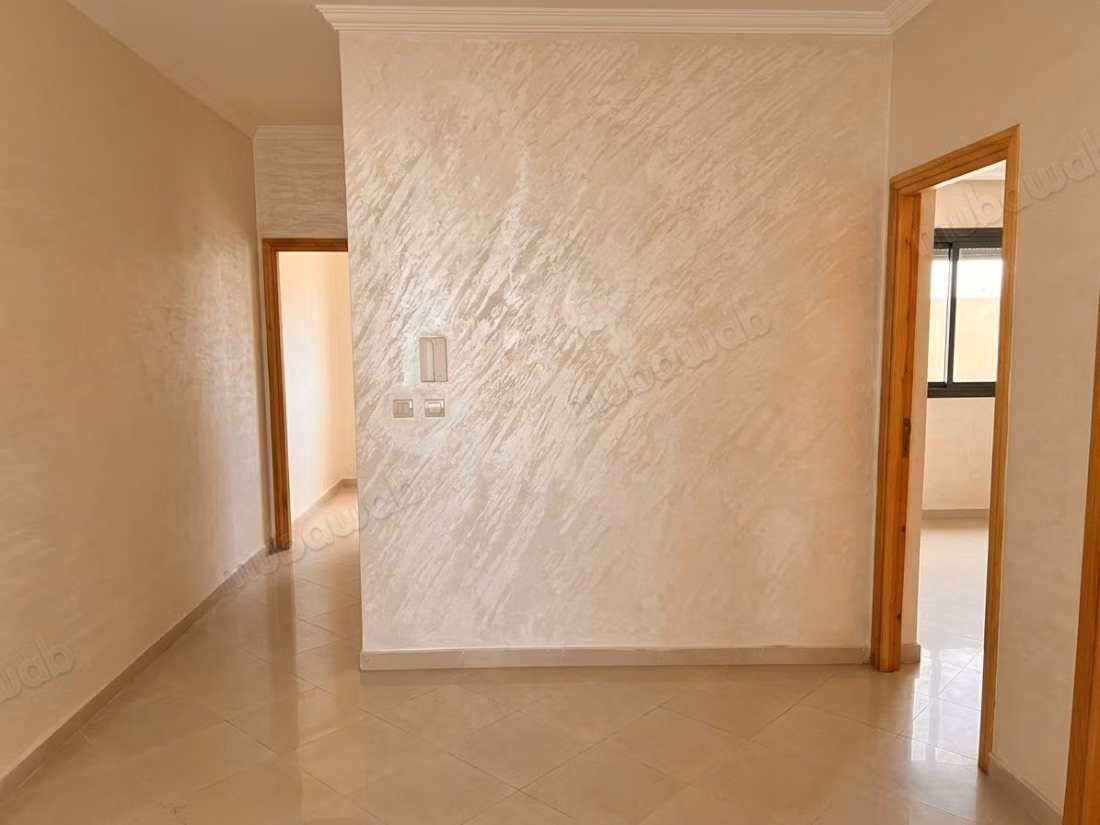 Bel appartement à vendre à Ennajd. 
2 chambres. 
Porte blindée et chauffage central