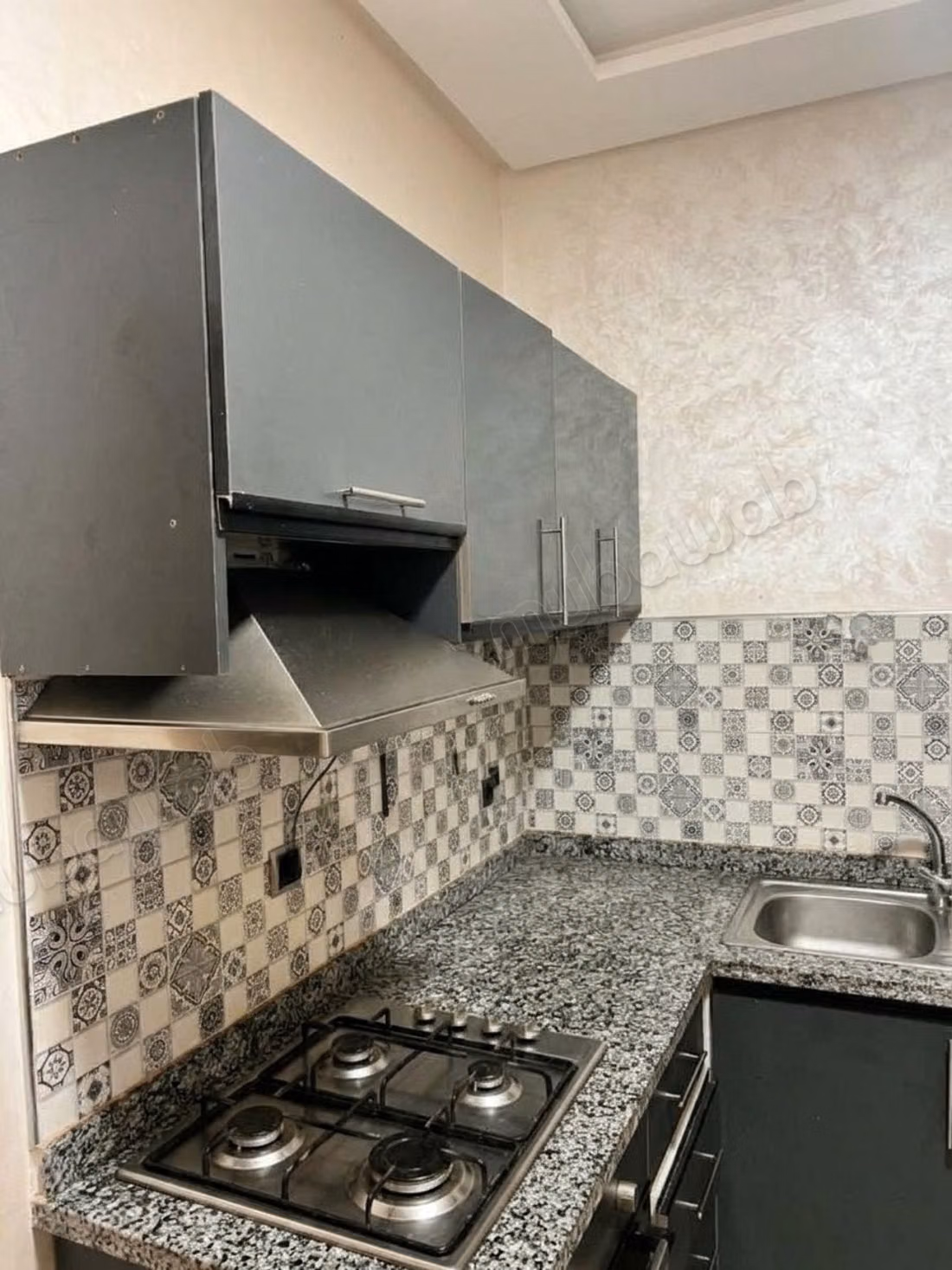 Bel appartement à vendre à Ennajd. 
2 chambres. 
Porte blindée et chauffage central