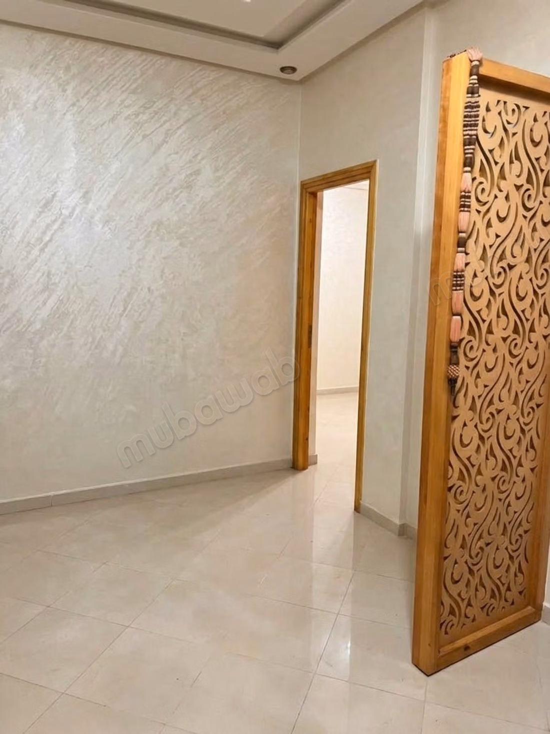 Bel appartement à vendre à Ennajd. 
2 chambres. 
Porte blindée et chauffage central