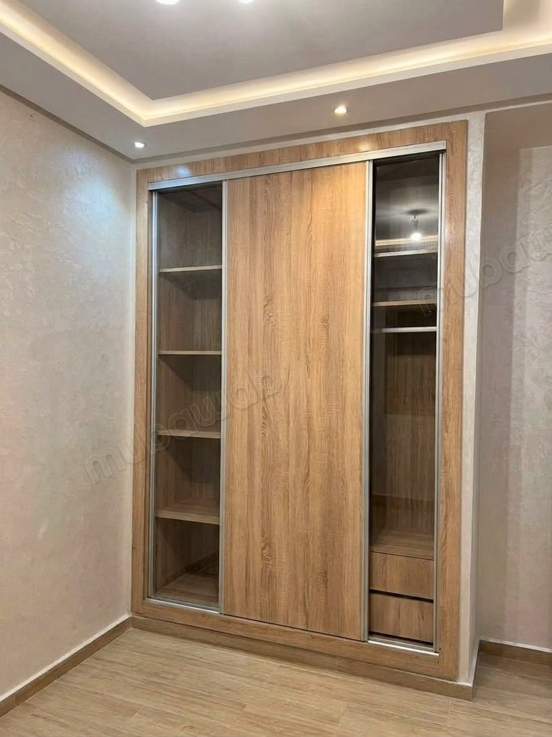 Bel appartement à vendre à Ennajd. 
2 chambres. 
Porte blindée et chauffage central