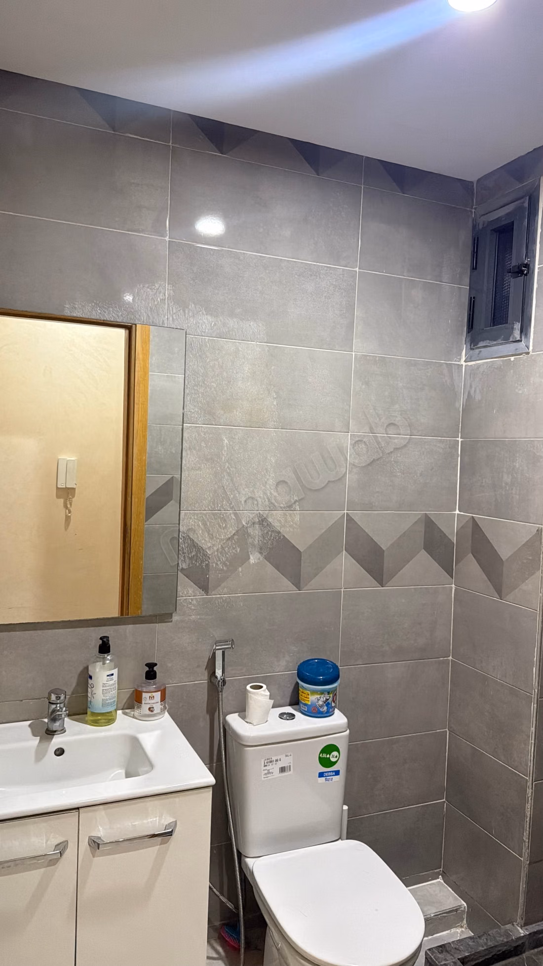 Louez cet appartement à Val Fleuri. 
Superficie 76 m². 
Meublé