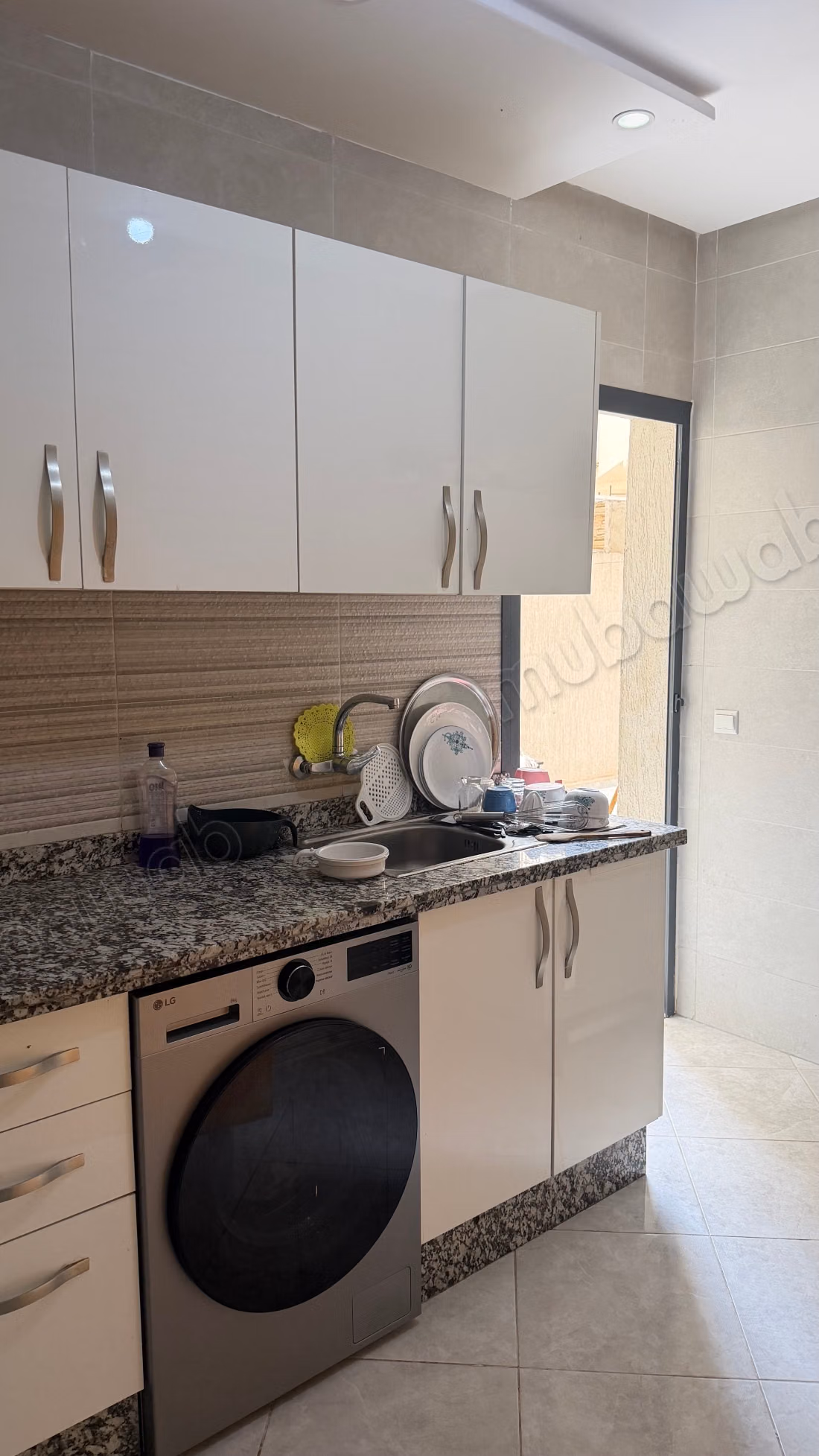 Louez cet appartement à Val Fleuri. 
Superficie 76 m². 
Meublé