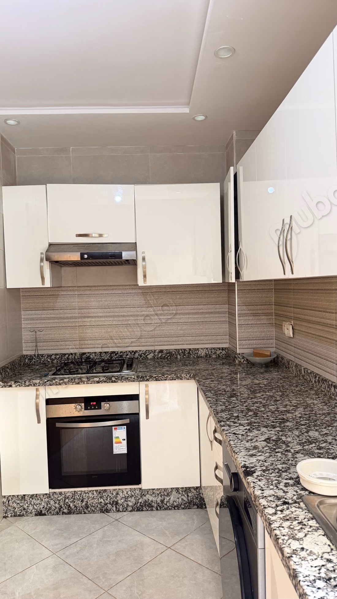Louez cet appartement à Val Fleuri. 
Superficie 76 m². 
Meublé