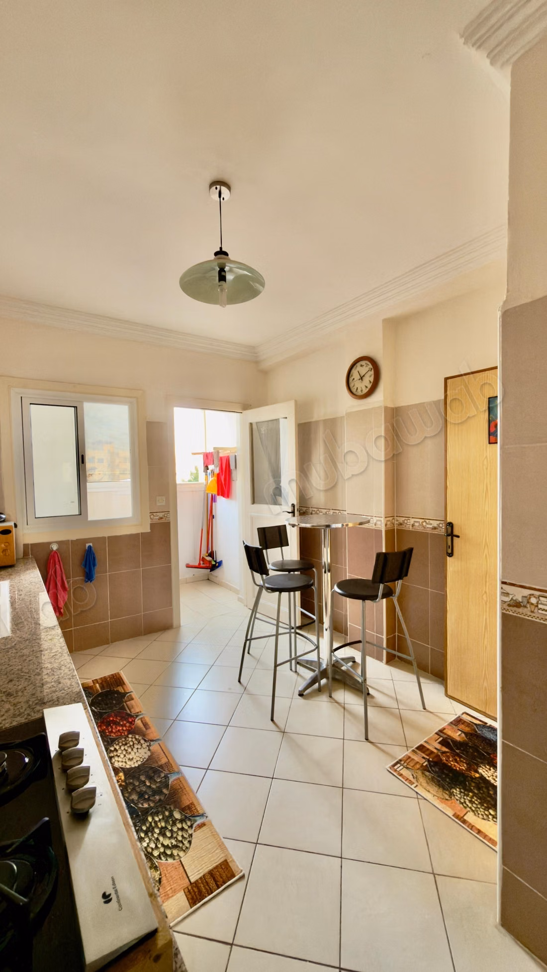 Appartement de vacances à louer à Hay Al Farah. 
Surface de 65 m². 
Salon Marocain et antenne parabolique