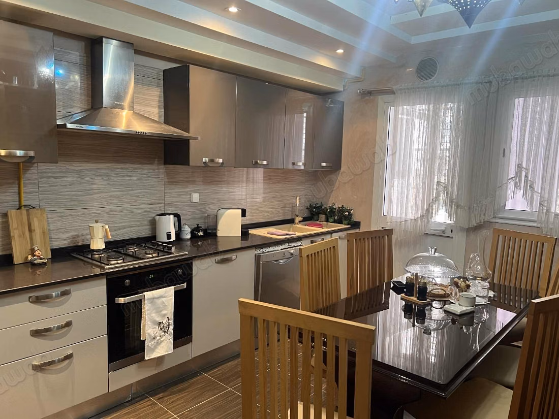 Beautiful apartment for sale in Mosque Erraoudha. 
3 beautiful rooms. 
Double glazed window, Central air conditioning