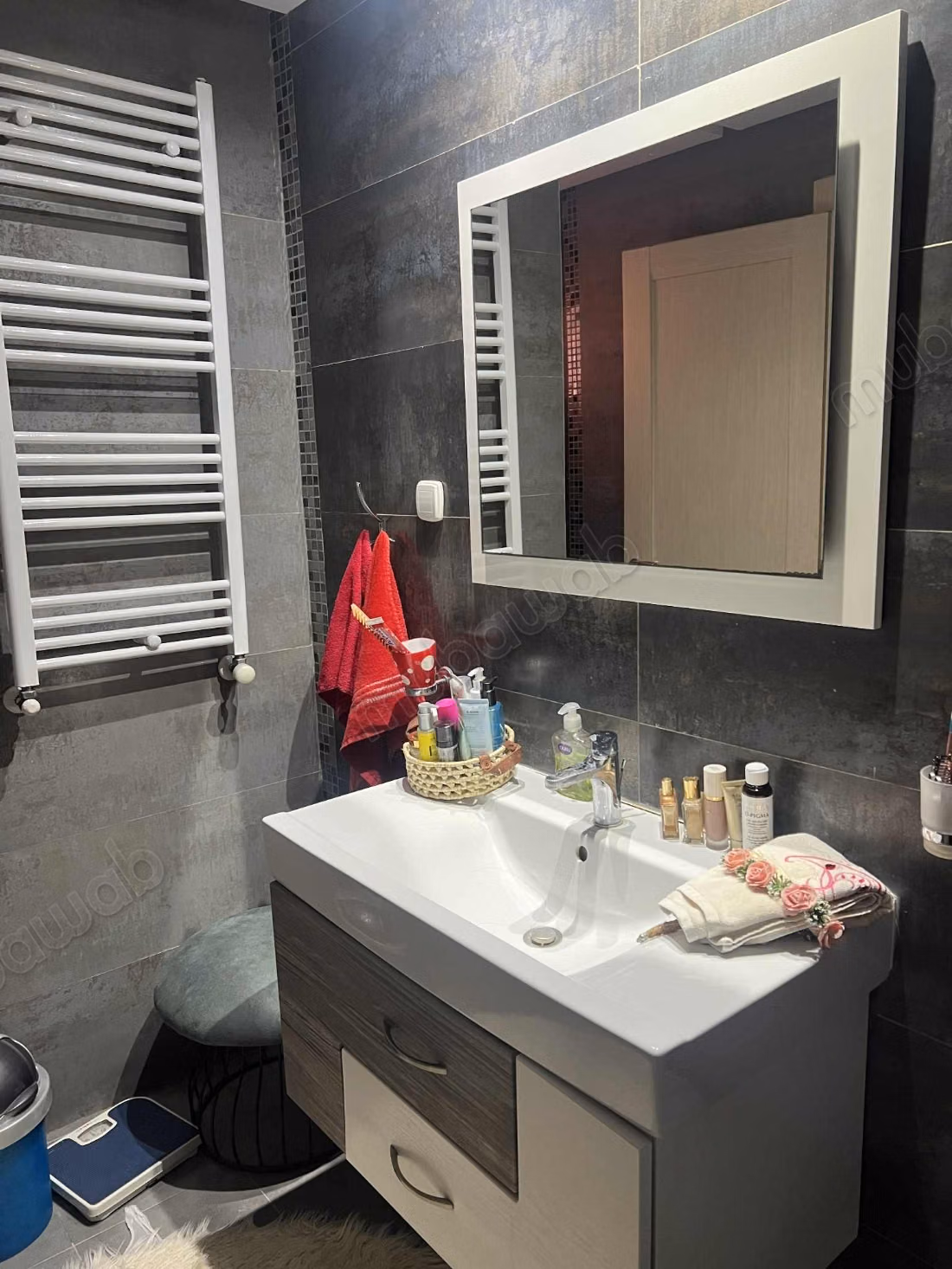 Beautiful apartment for sale in Mosque Erraoudha. 
3 beautiful rooms. 
Double glazed window, Central air conditioning