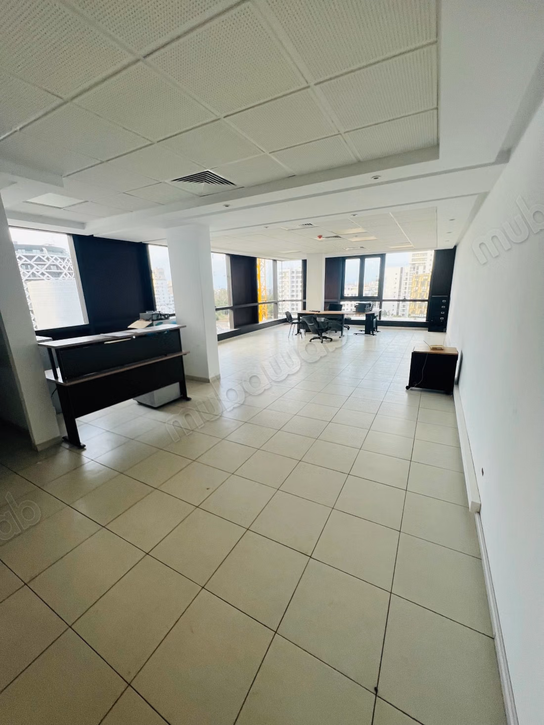 Bureaux à louer à Casablanca Finance City. Superficie 68 m². Vue exceptionnelle sur la montagne, chauffage central