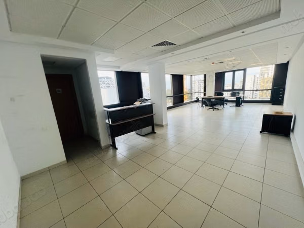 Bureaux à louer à Casablanca Finance City. Superficie 68 m². Vue exceptionnelle sur la montagne, chauffage central