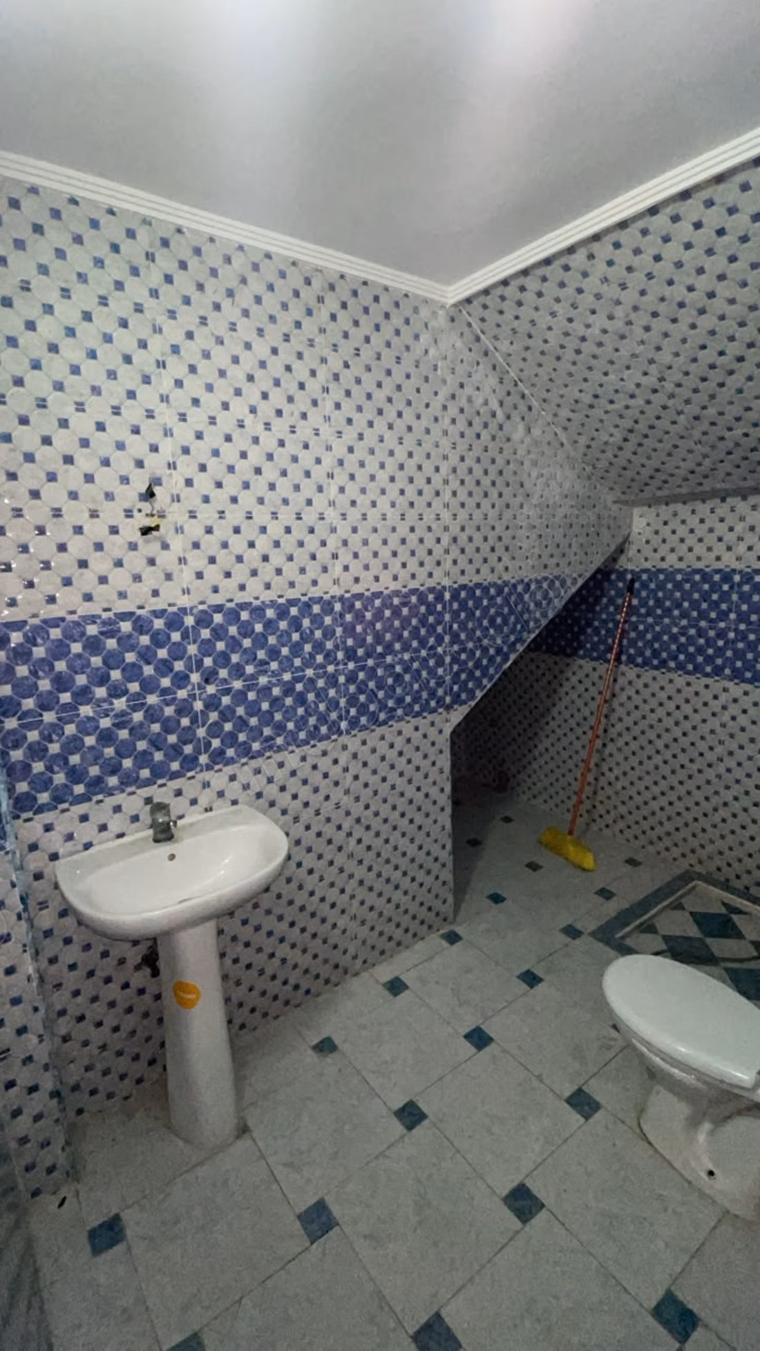 Très belle maison en vente à Ezzohor. 
3 chambres