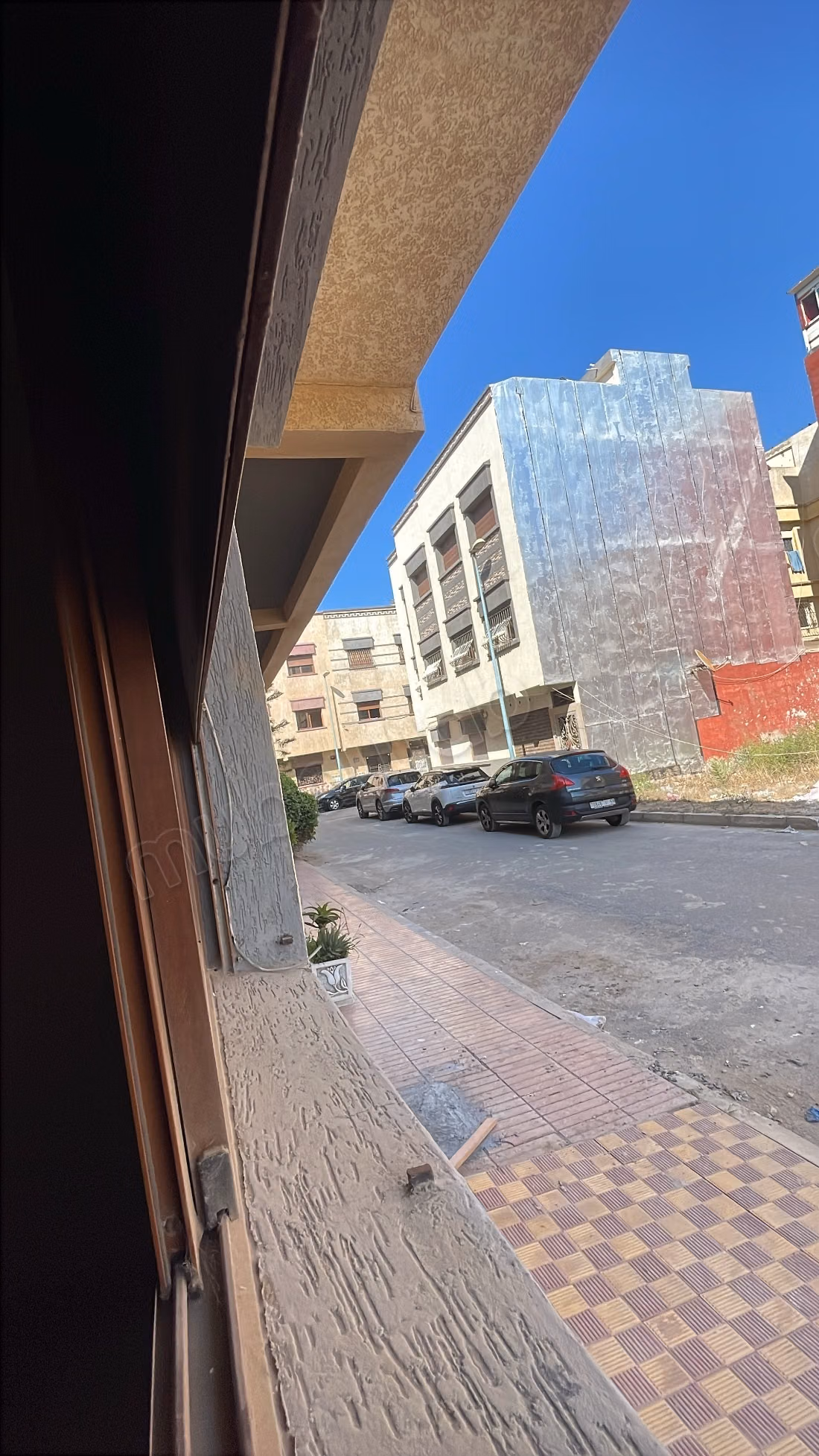 Très belle maison en vente à Ezzohor. 
3 chambres