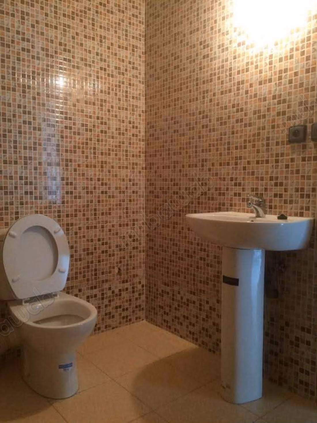 Louez cet bel appartement à Mohammedia. 1 chambre, Salon traditionnel et système d'antenne parabolique
