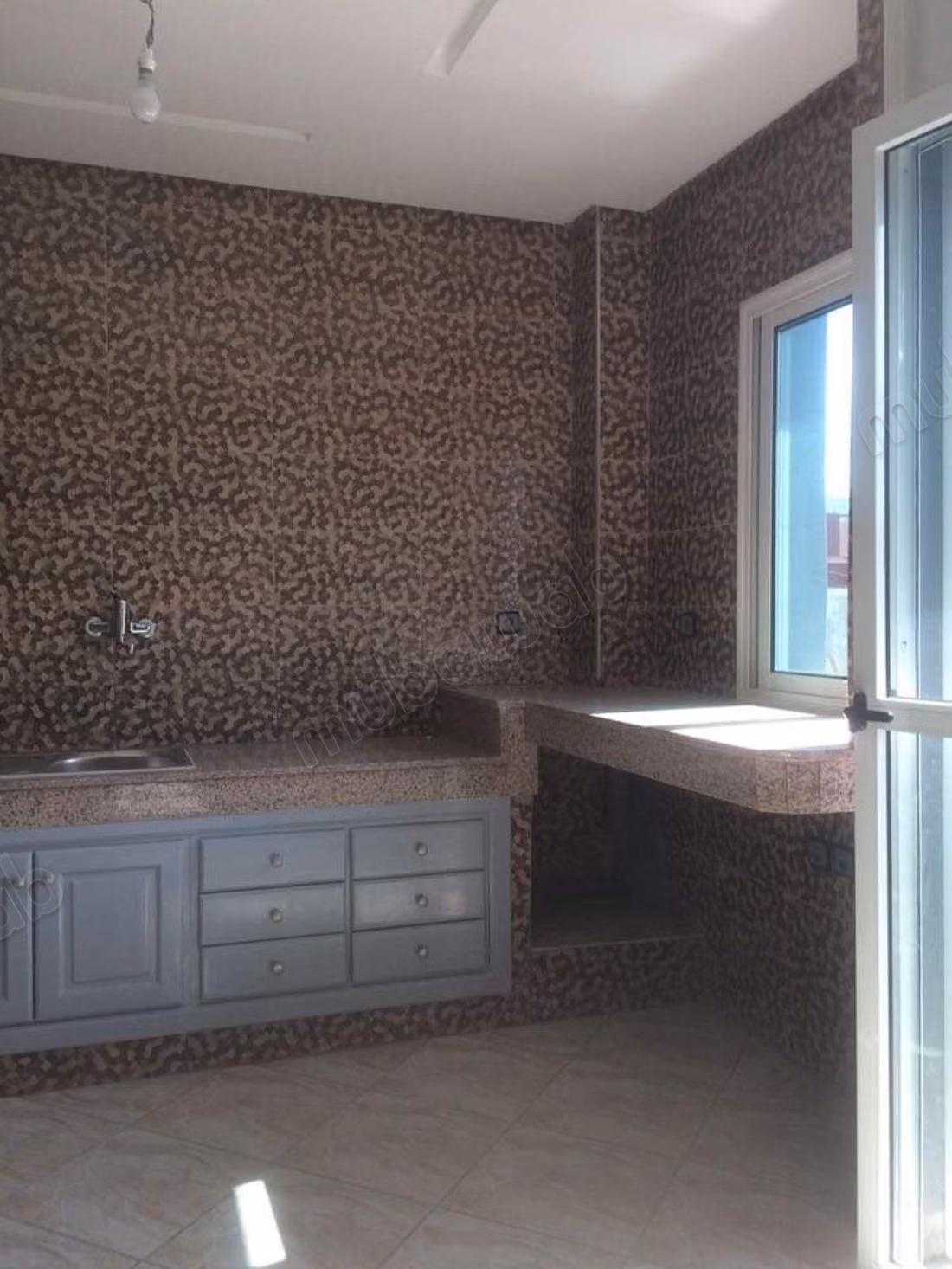 Louez cet bel appartement à Mohammedia. 1 chambre, Salon traditionnel et système d'antenne parabolique