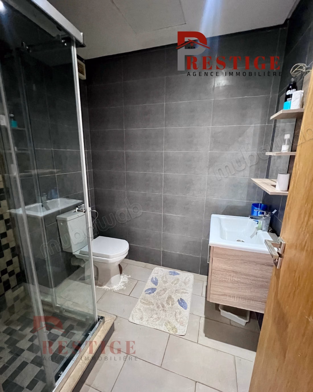 Superbe appartement à louer à El Mansouria. 
5 pièces confortables. 
Meublé
