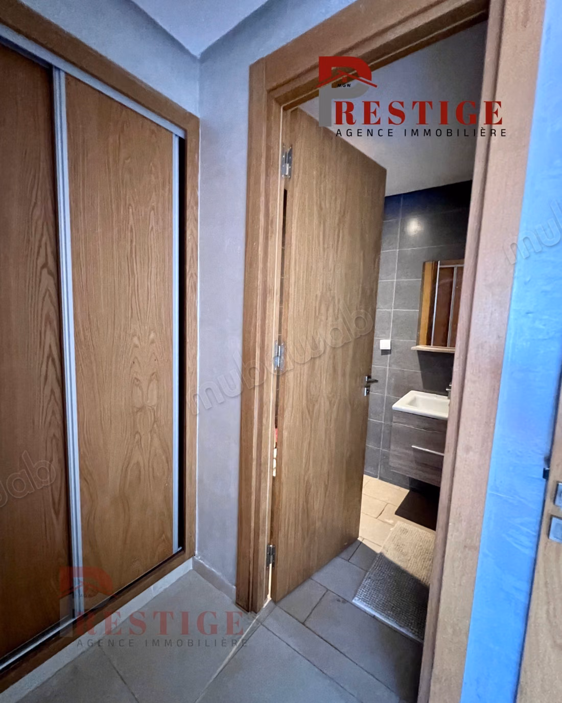 Superbe appartement à louer à El Mansouria. 
5 pièces confortables. 
Meublé