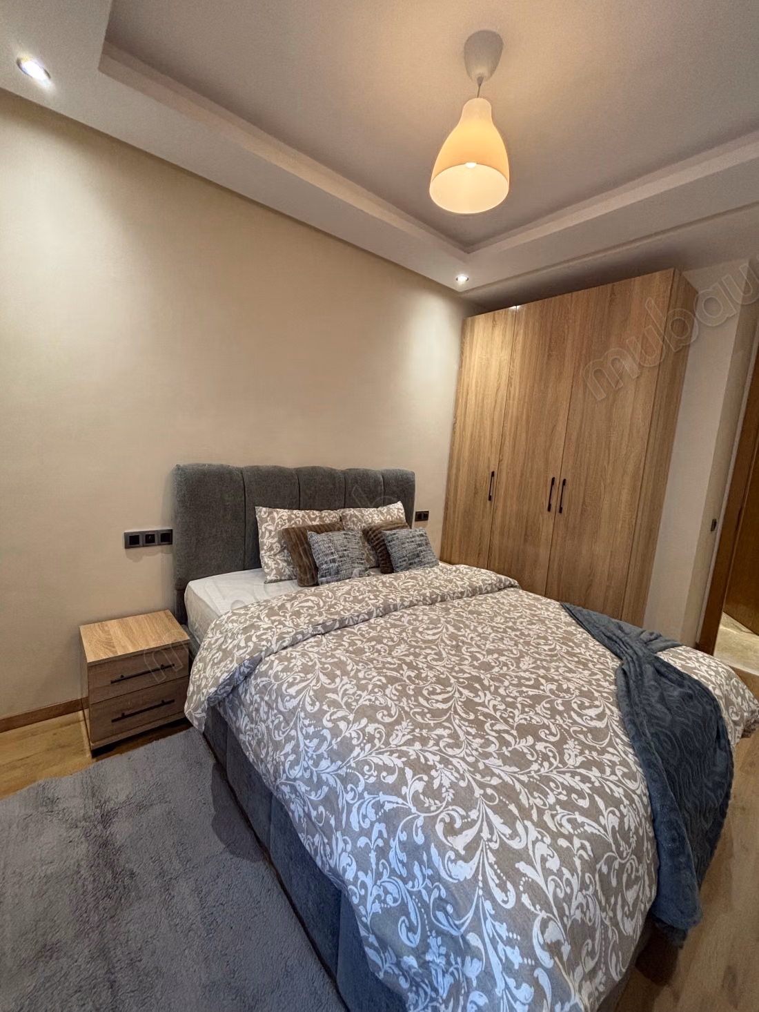 Louez cet appartement à Les Hôpitaux. 
1 belle chambre. 
Meublé