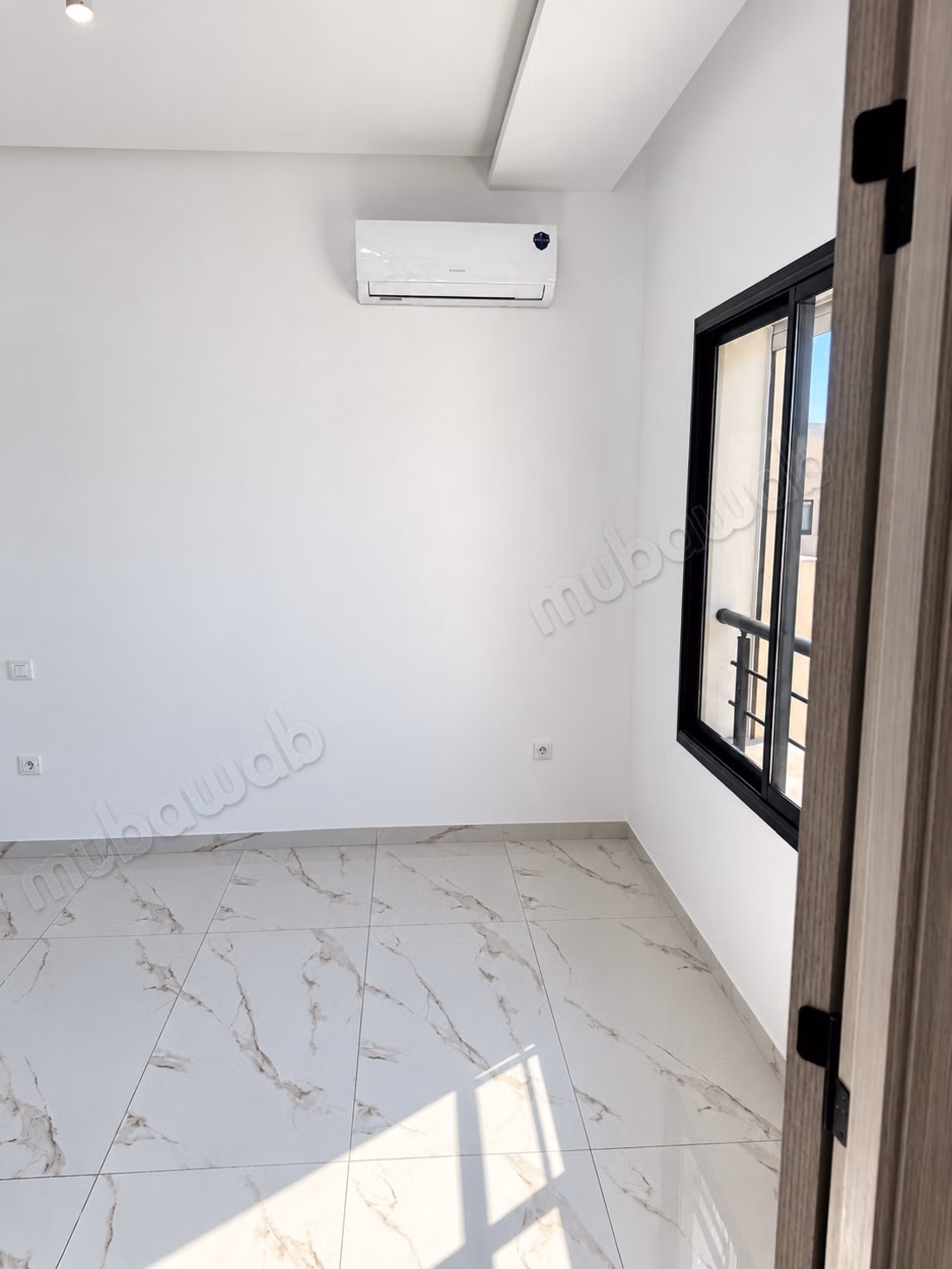 Bel appartement en location à Cité Ennasr 2. 
Superficie 55 m². 
Terrasse et ascenseur