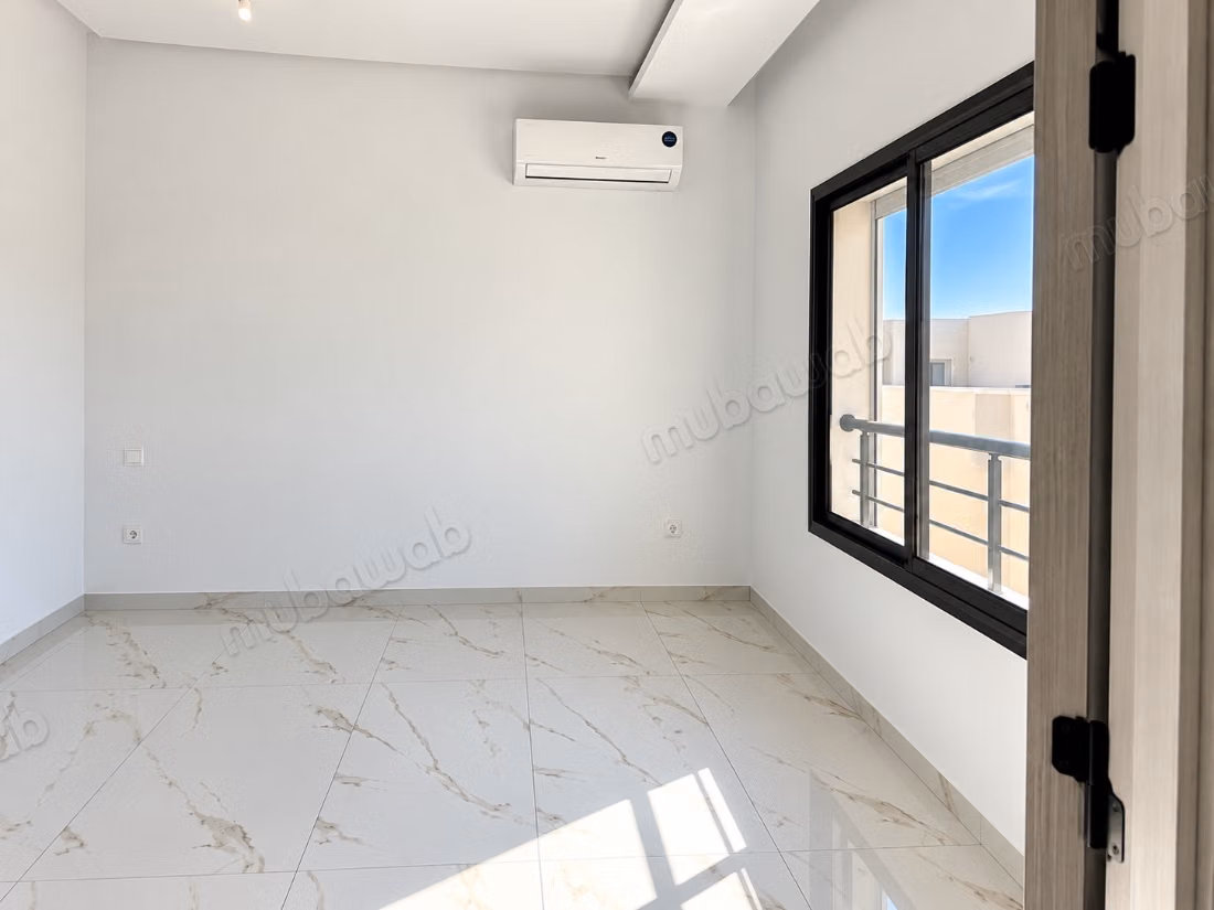 Bel appartement en location à Cité Ennasr 2. 
Superficie 55 m². 
Terrasse et ascenseur