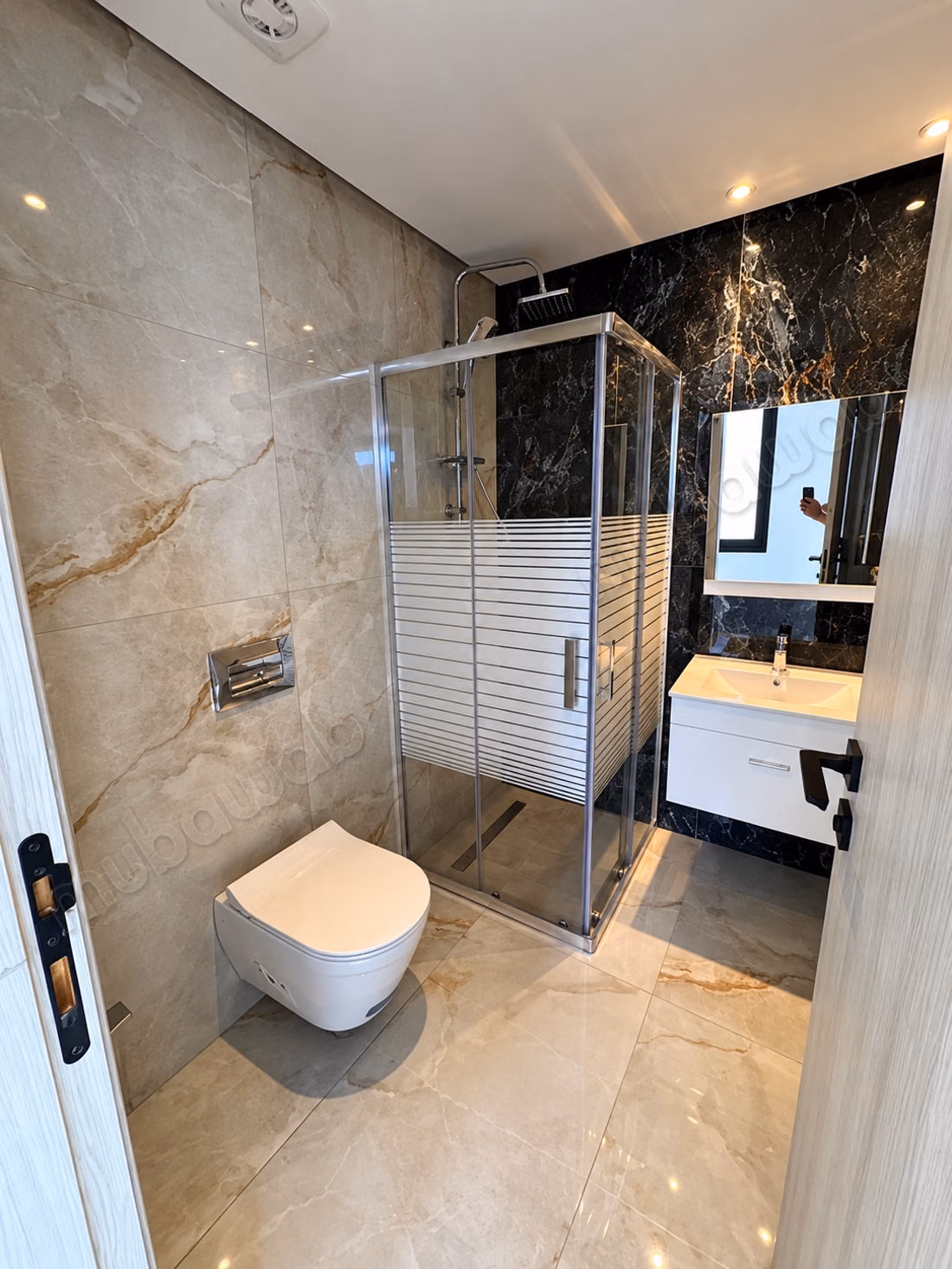 Bel appartement en location à Cité Ennasr 2. 
Superficie 55 m². 
Terrasse et ascenseur