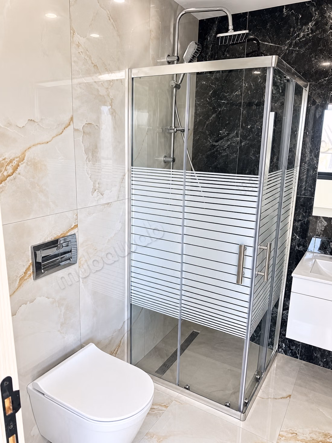 Bel appartement en location à Cité Ennasr 2. 
Superficie 55 m². 
Terrasse et ascenseur