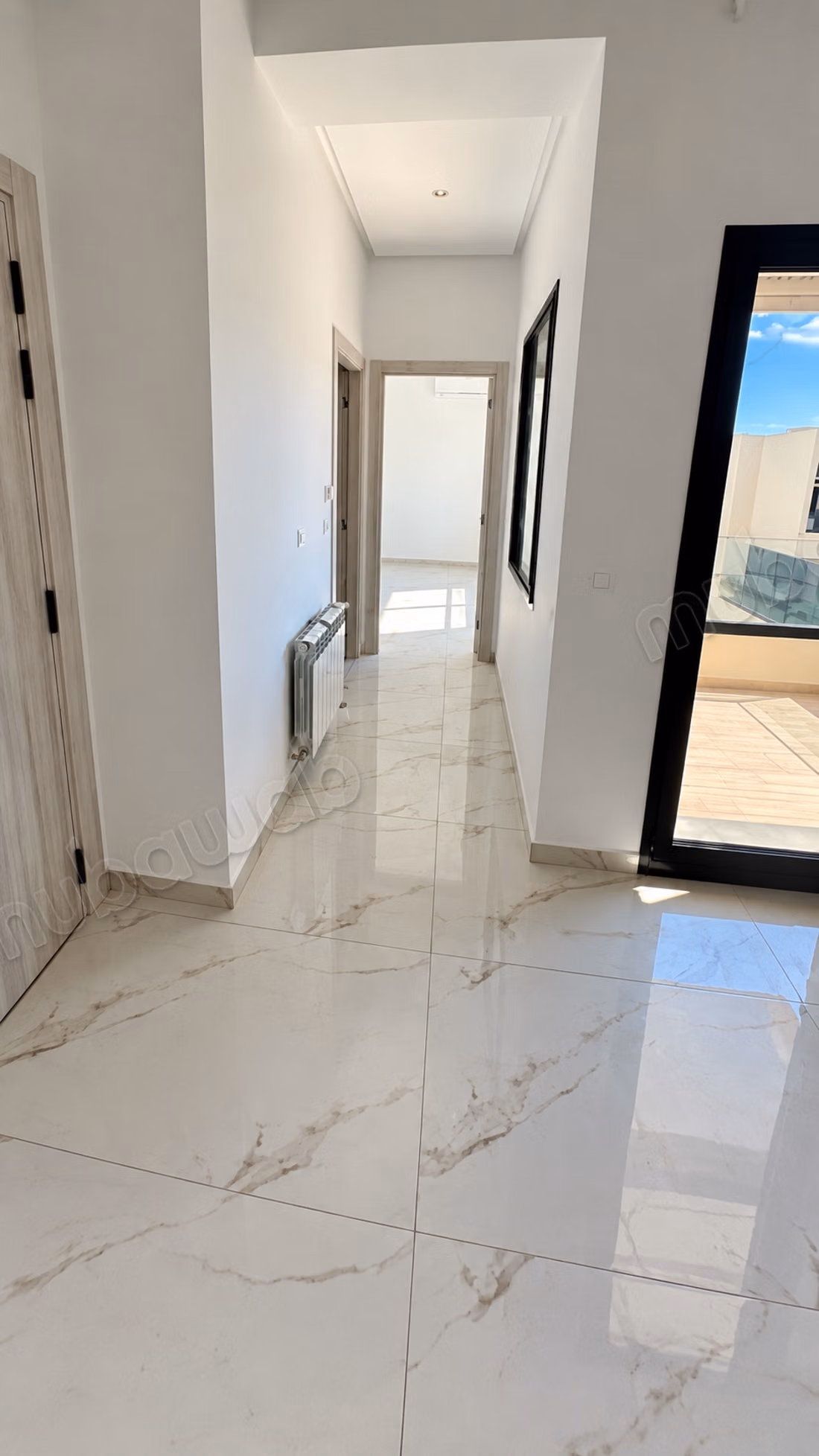Bel appartement en location à Cité Ennasr 2. 
Superficie 55 m². 
Terrasse et ascenseur