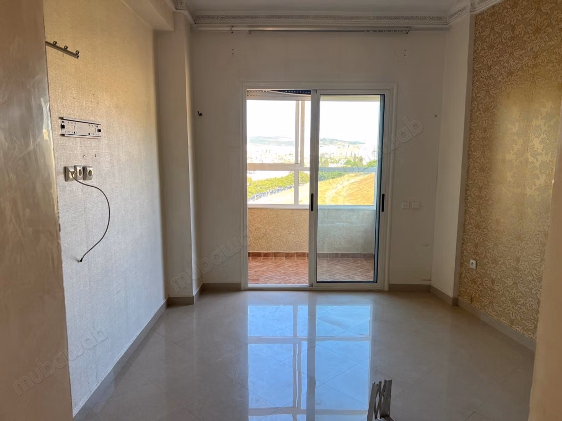 Location d'un appartement à Charf. 
Superficie 124 m². 
Avec ascenseur et terrasse