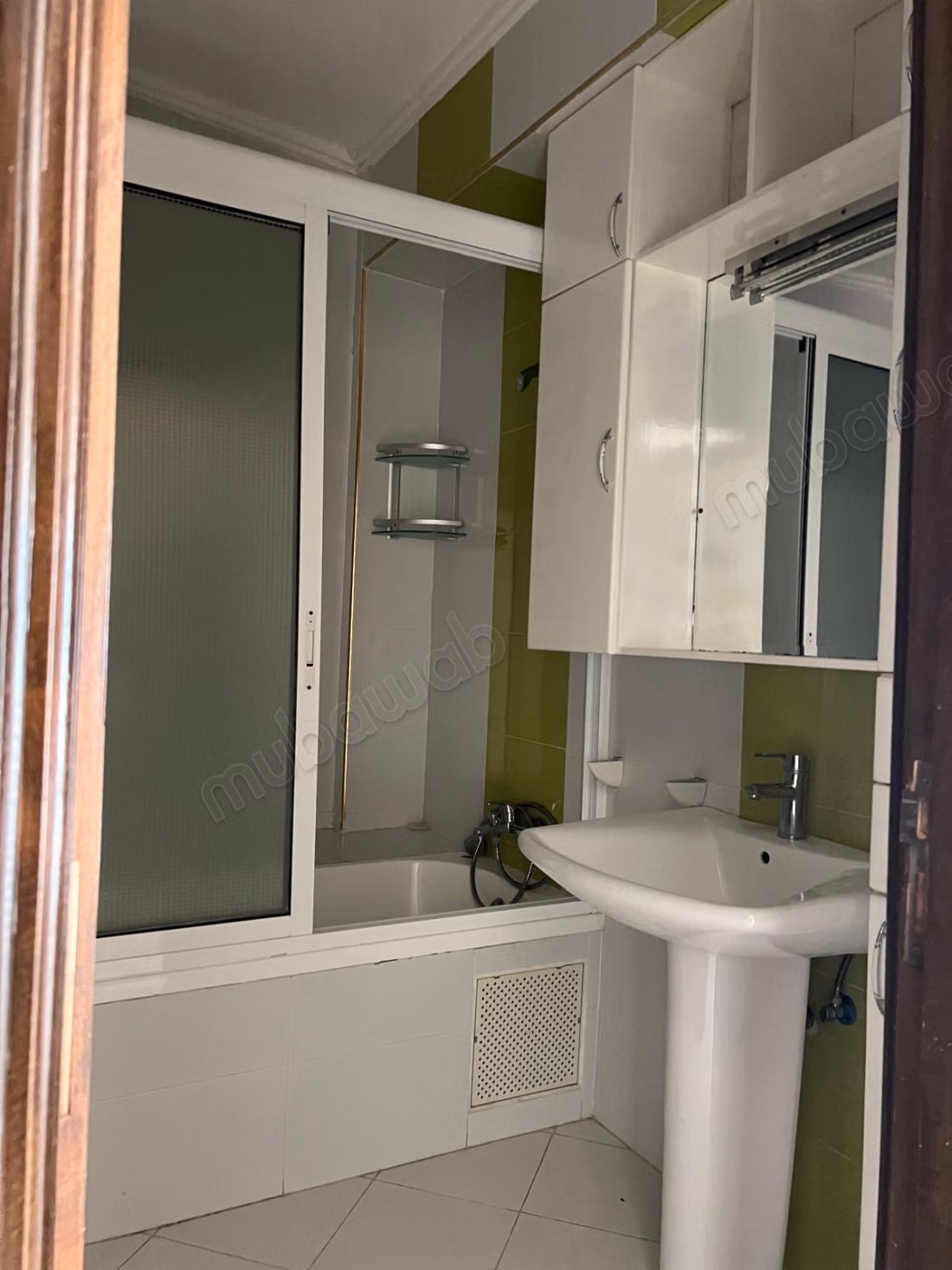 Location d'un appartement à Charf. 
Superficie 124 m². 
Avec ascenseur et terrasse