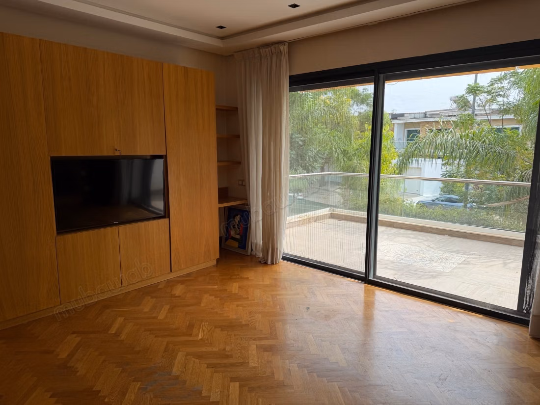 Charming Renovated Empty Villa in Green City