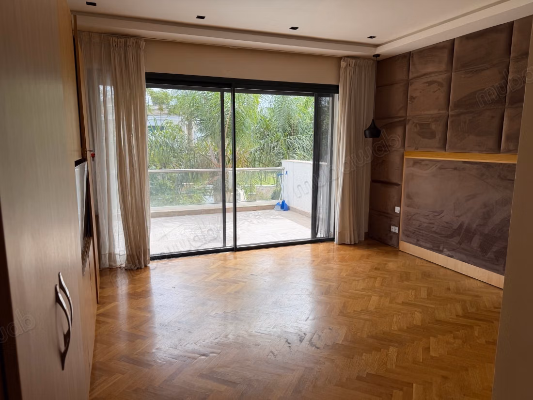 Charming Renovated Empty Villa in Green City