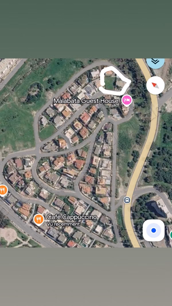 Terrain à la vente dans le quartier a côté de cappucino.
Surface de 685 m²