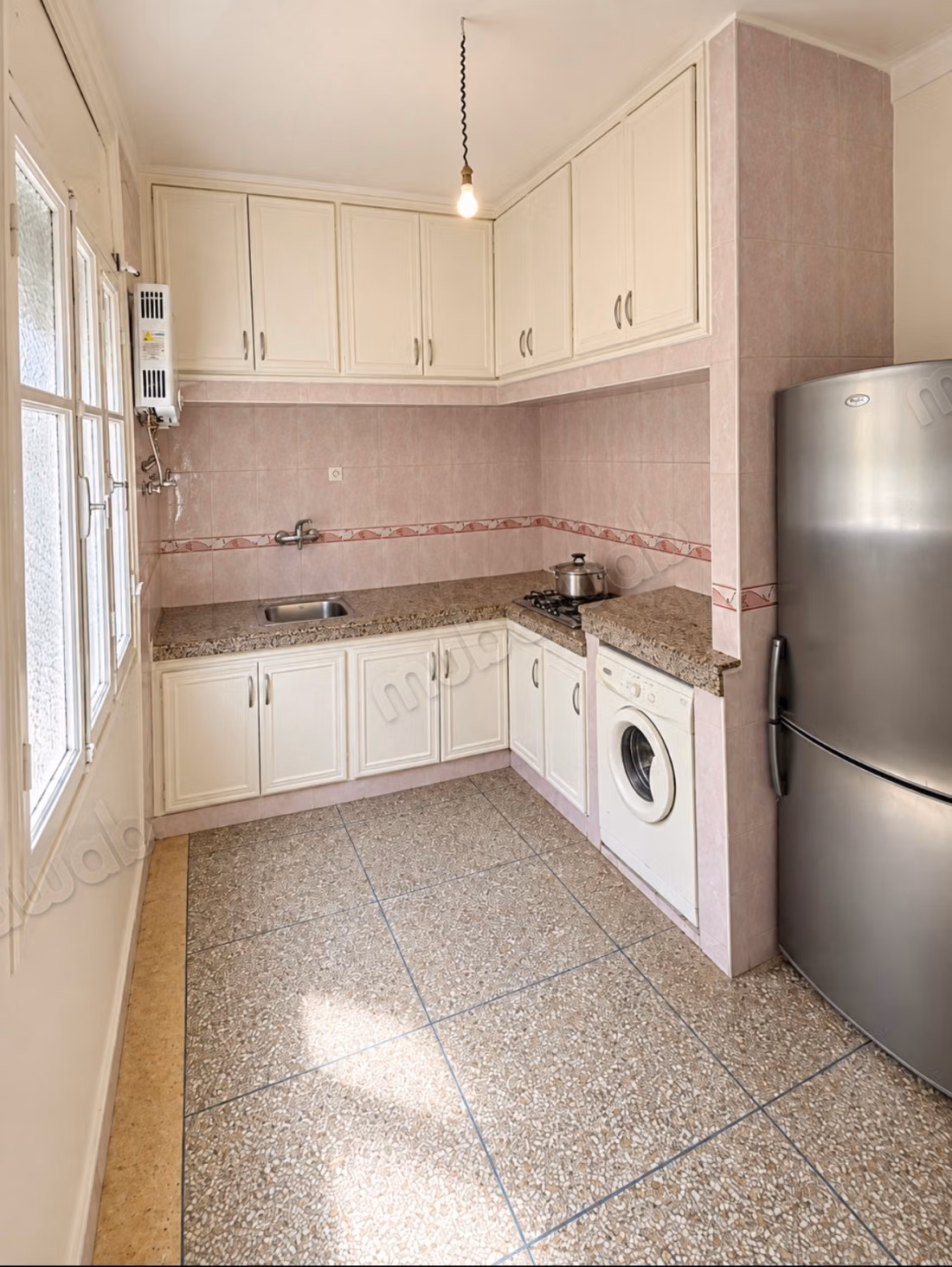 Bel appartement à louer à Al Osra. Superficie de 80 m²