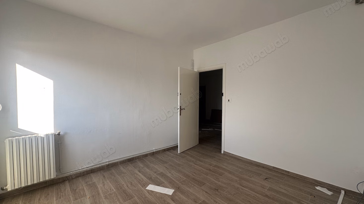 A louer Bureau en H4 à El Menzah 6. Superficie 144 m²