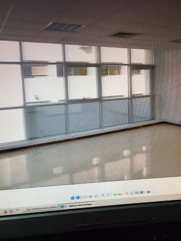 Bureaux en vente à Les Hôpitaux. Surface totale 81 m². Porte blindée et résidence sécurisée