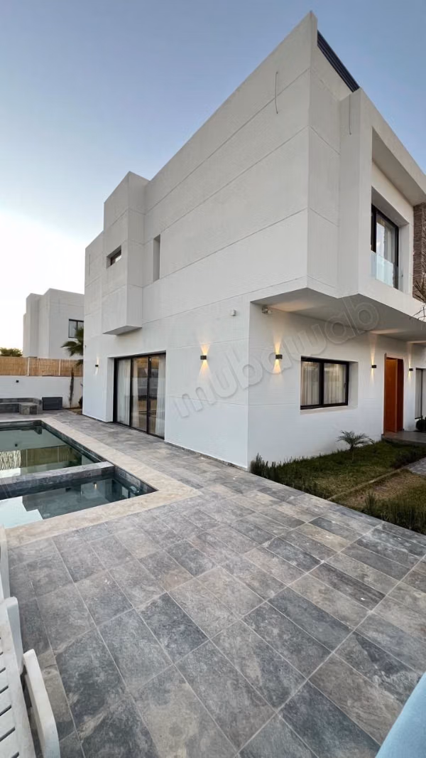Magnifique villa à vendre à Al Atlas. 2 grandes pièces. Jardin et terrasse
