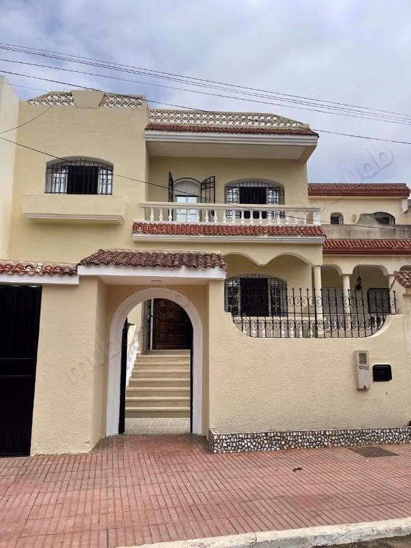 Superbe villa à louer à Dar Bouazza. 4 pièces confortables. Garage et terrasse