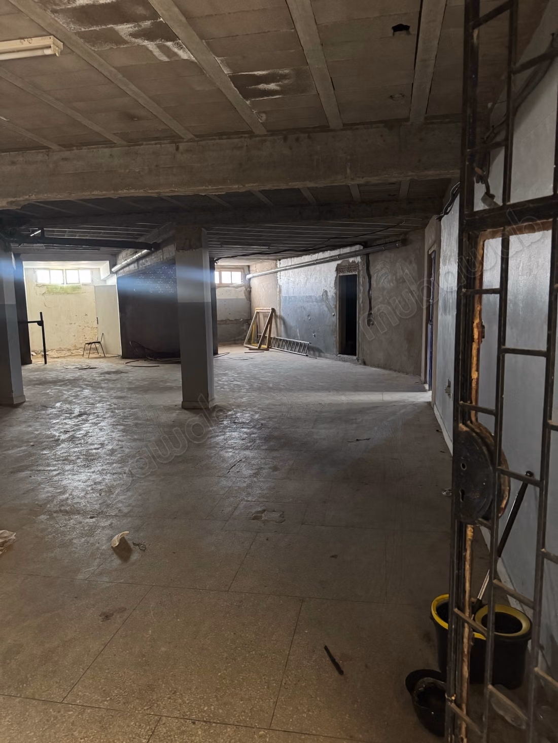 Bureaux et magasins à louer à Hay Al Massar. Superficie de 500 m²