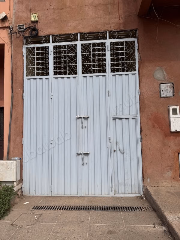 Bureaux et magasins à louer à Hay Al Massar. Superficie de 500 m²