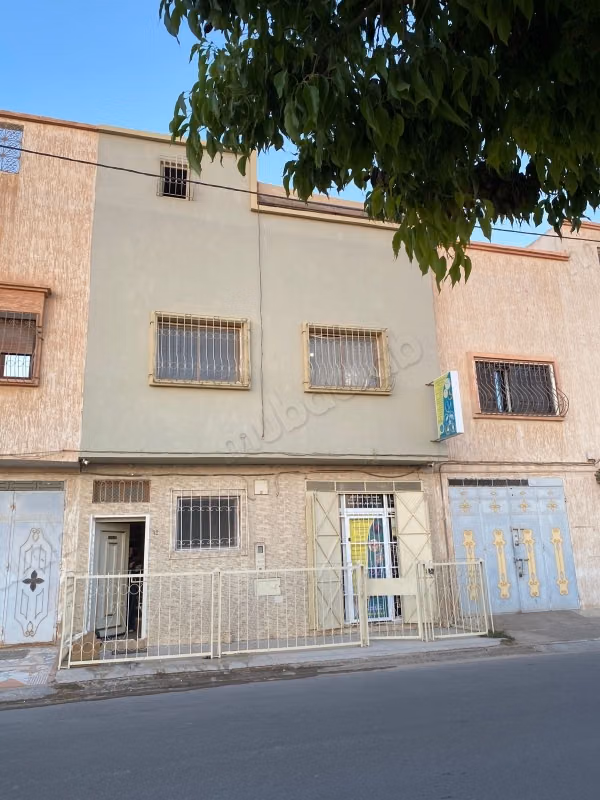 Maison à acheter à Hay Zaytoun. 
3 pièces confortables. 
Sécurisé 24/24