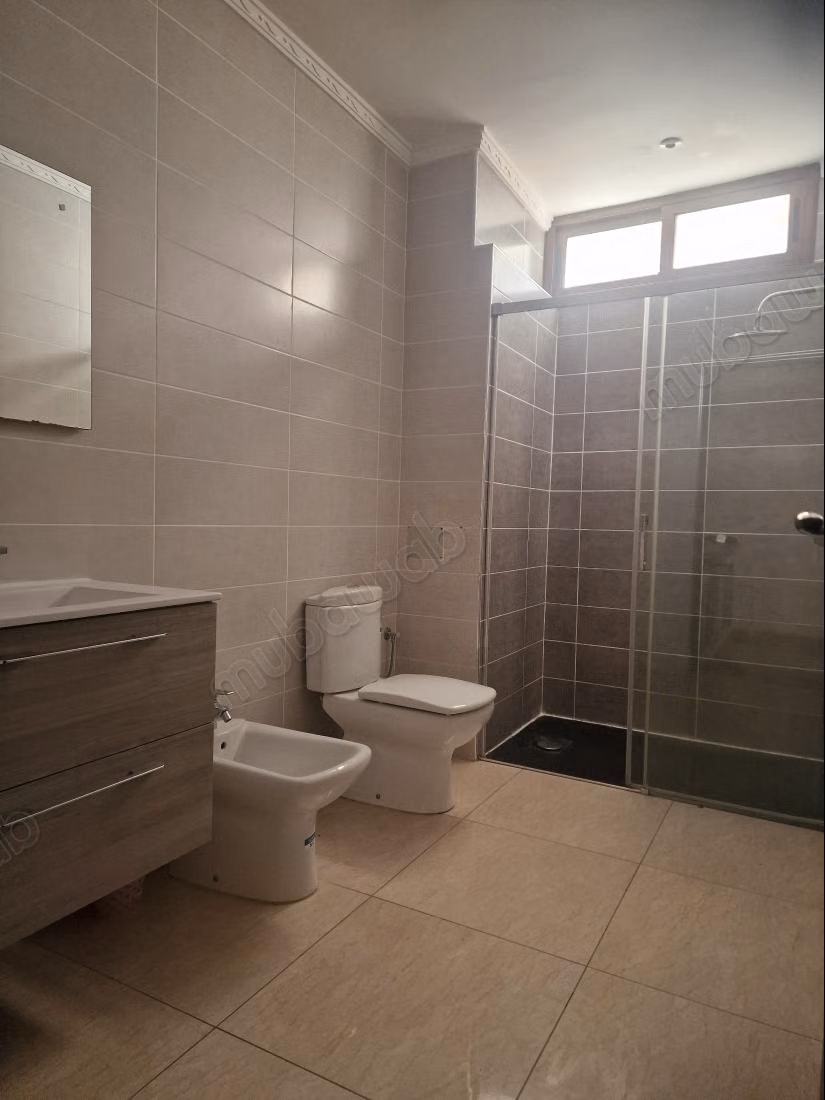 High-end villa for sale in Khouribga. 4 beautiful bedrooms. Typical Moroccan lounge, secured residence