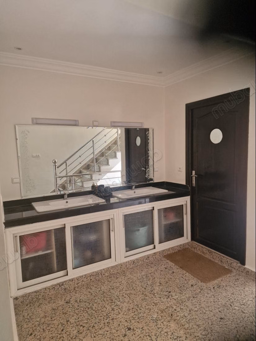 High-end villa for sale in Khouribga. 4 beautiful bedrooms. Typical Moroccan lounge, secured residence