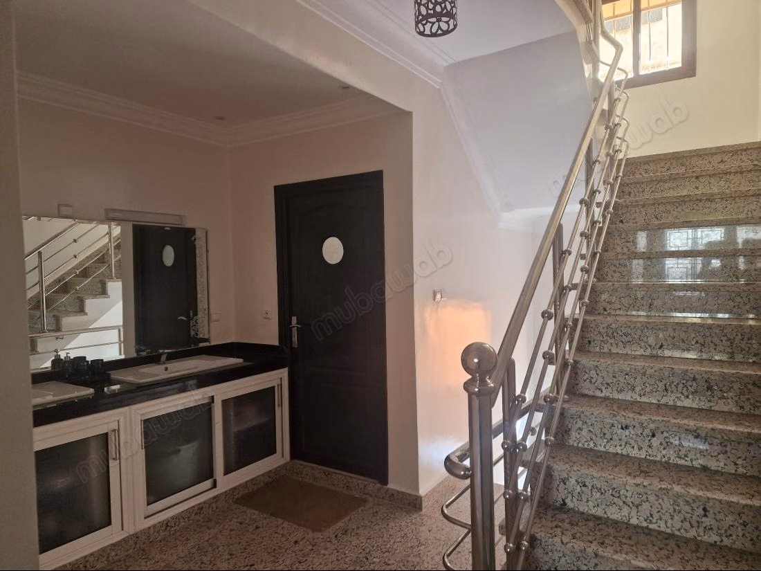 High-end villa for sale in Khouribga. 4 beautiful bedrooms. Typical Moroccan lounge, secured residence
