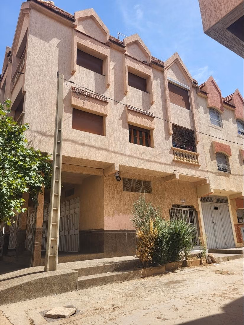 Superbe maison à vendre à Azrou. 5 belles chambres. Garage et terrasse