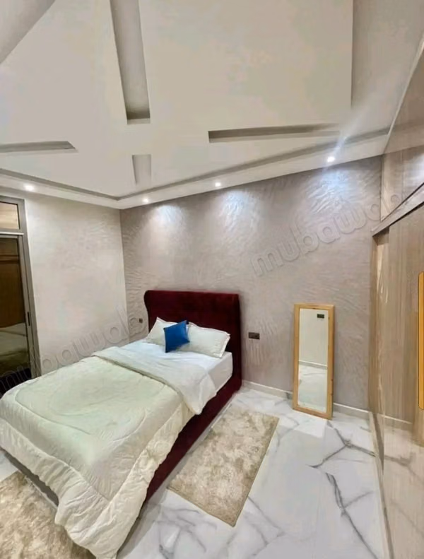 Appartements à louer dans la tour. 1 bonne chambre. Double vitrage et porte solide