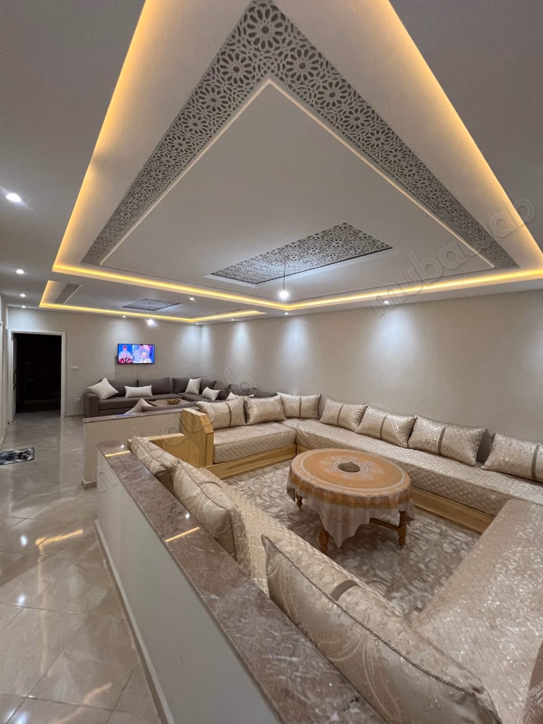 Appartements à louer sur la rue Mohammed 5. Surface totale 85 m². Salon marocain traditionnel, résidence sécurisée