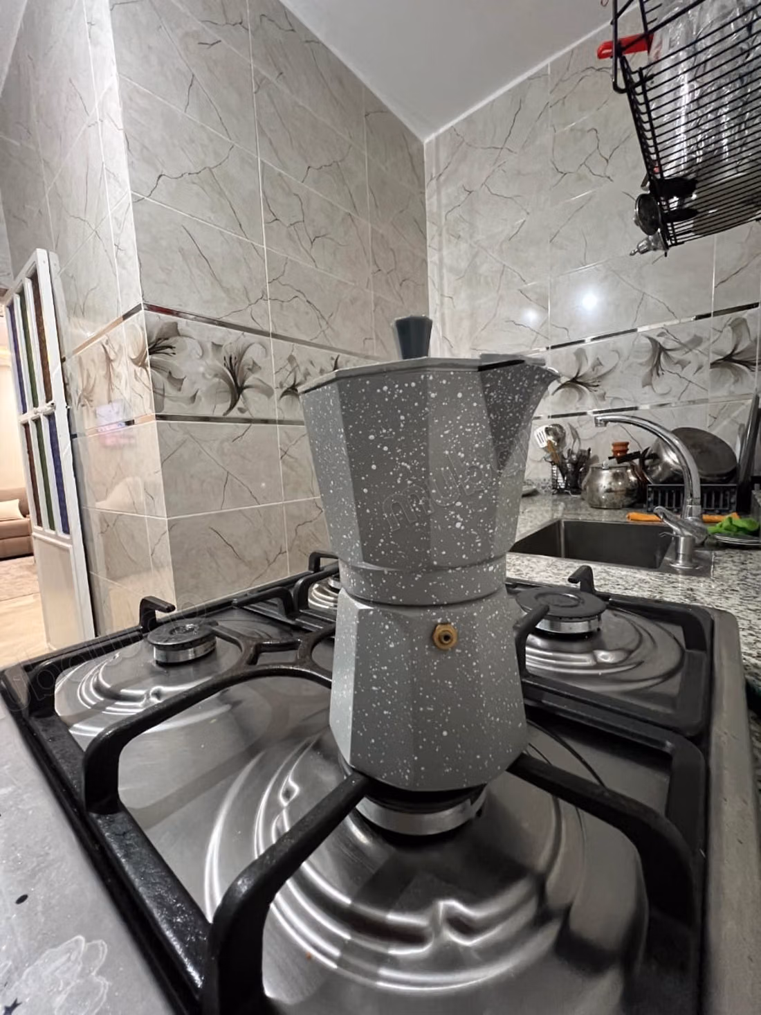 Appartements à louer sur la rue Mohammed 5. Surface totale 85 m². Salon marocain traditionnel, résidence sécurisée