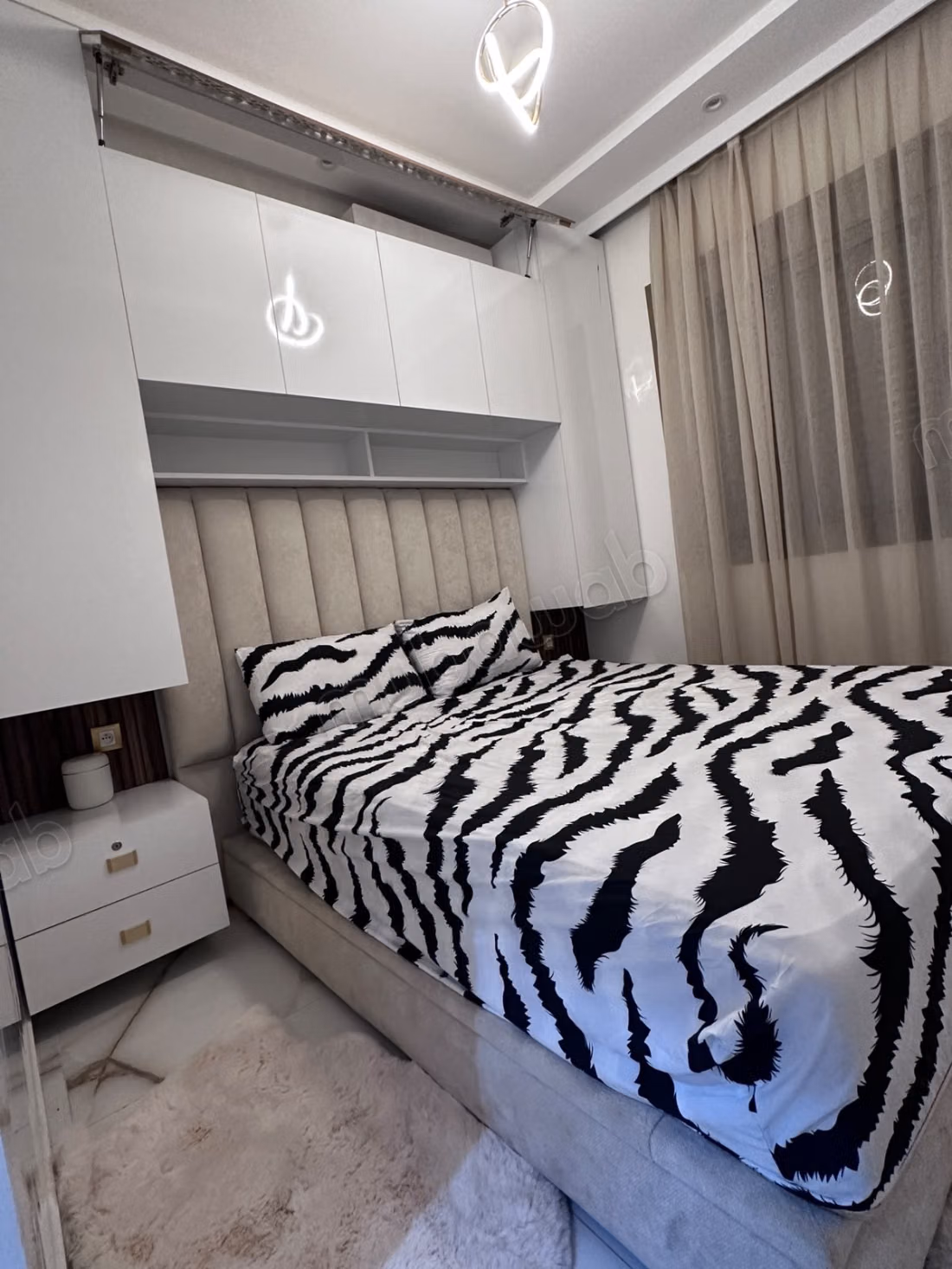 Appartement de vacances à louer à Route de Safi.
Superficie 56 m².
Porte blindée, salon marocain traditionnel