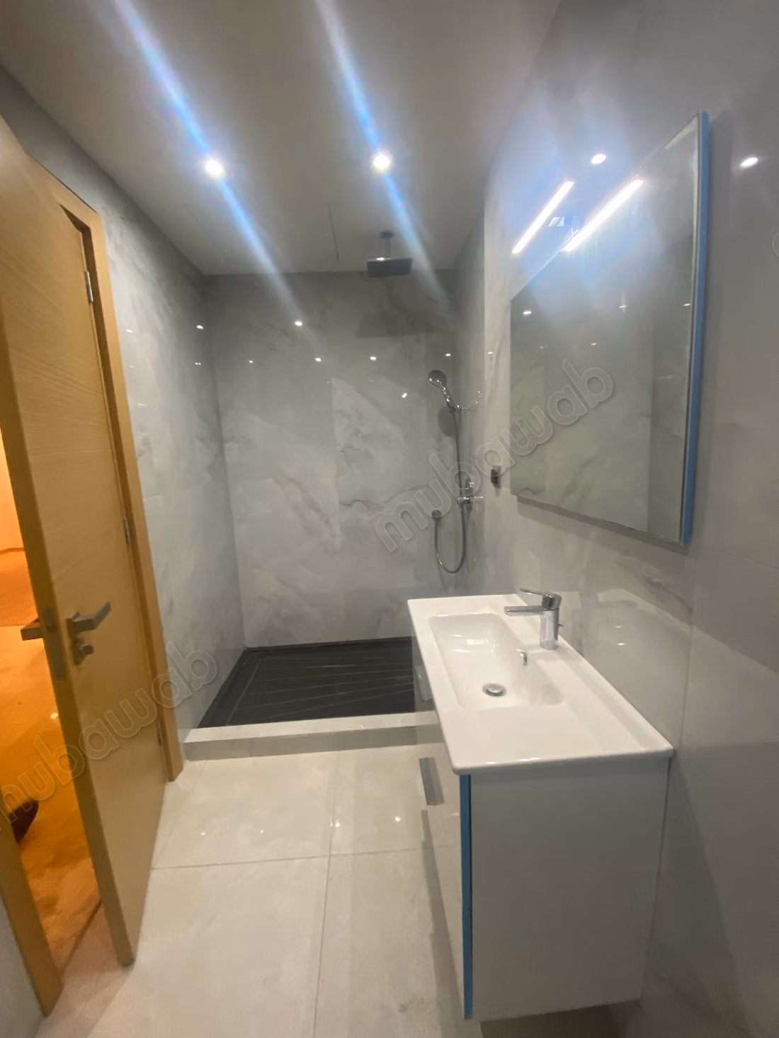 Stunning apartment for sale in Souissi. 3 comfortable bedrooms. Typical Moroccan living room, secured residence