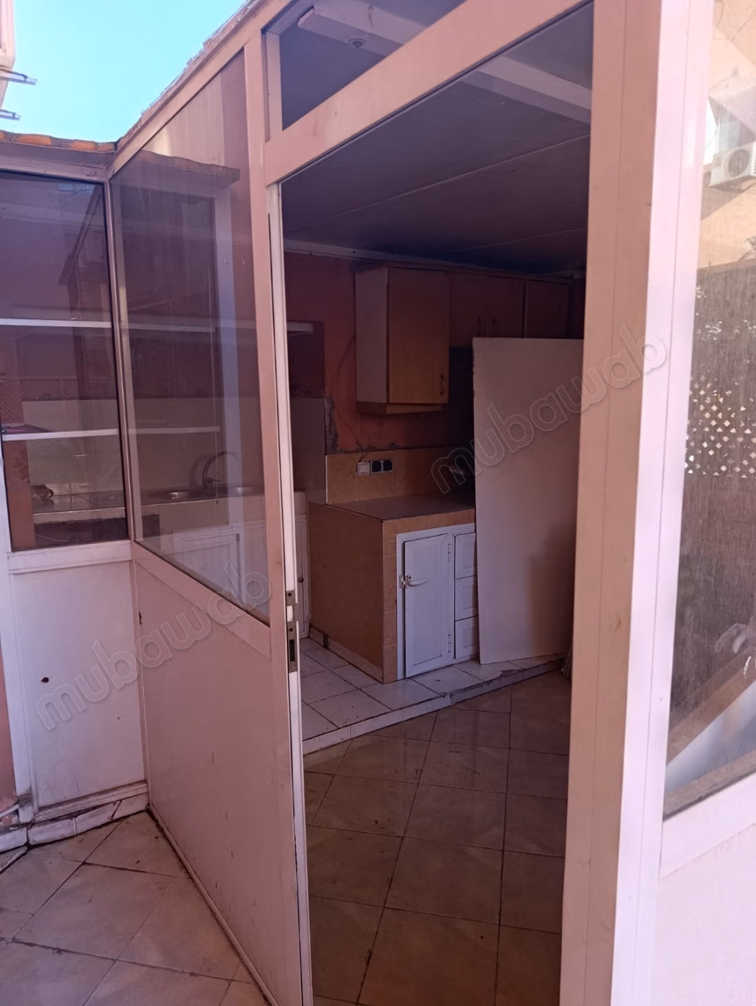 Appartement te koop in Camp Al Ghoul. 2 kamers. Bewaker beschikbaar.