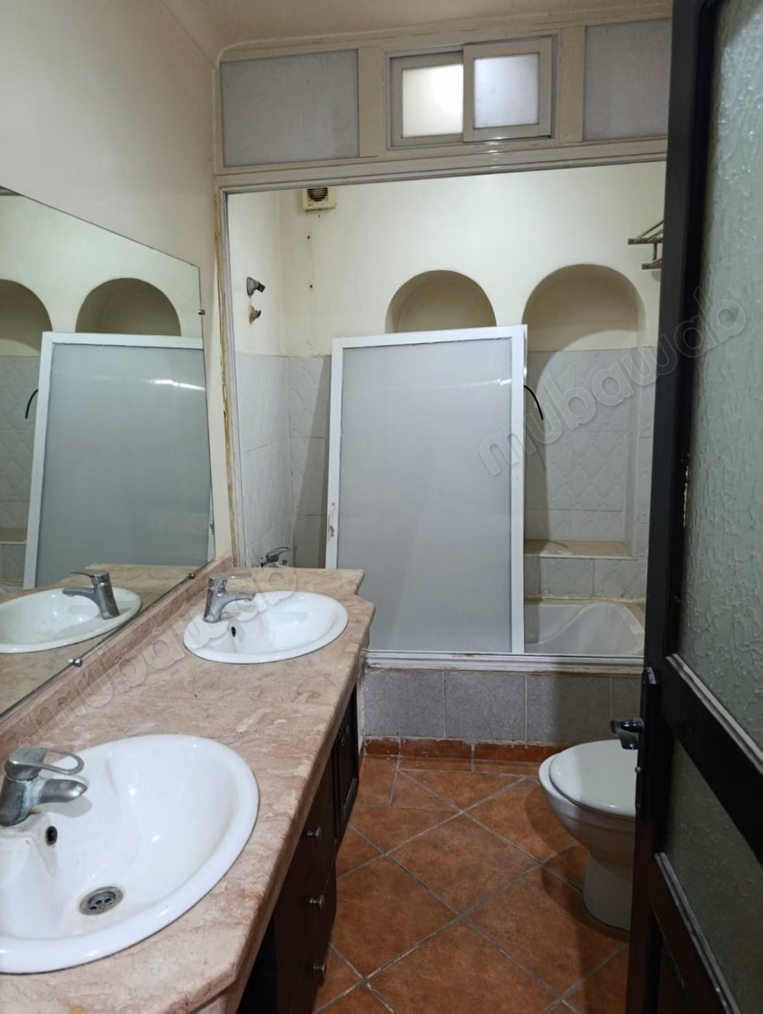 Appartement te koop in Camp Al Ghoul. 2 kamers. Bewaker beschikbaar.